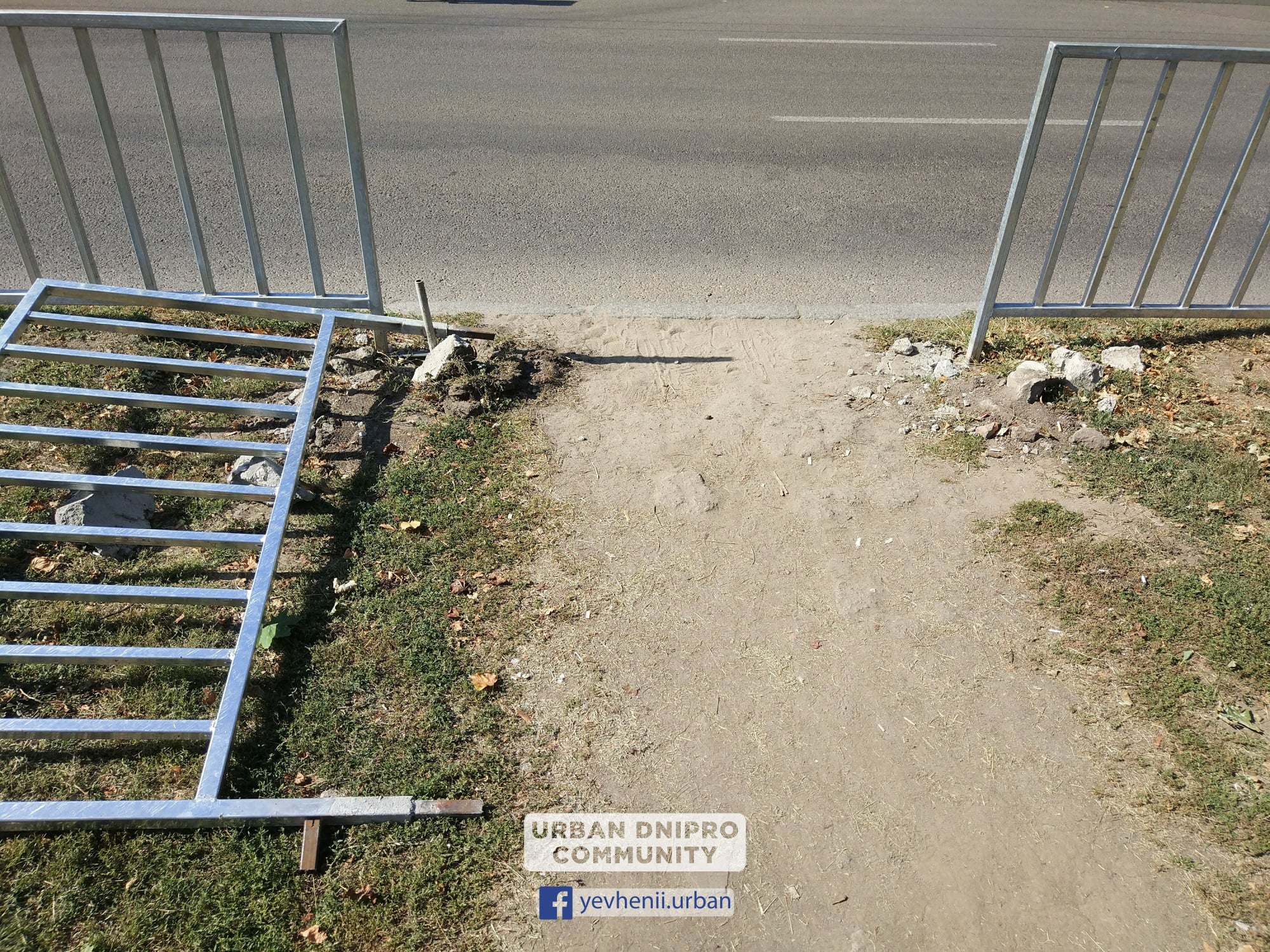 В Днепре сломали ограждение на проспекте Поля - фото: fb Yevhenii Urban