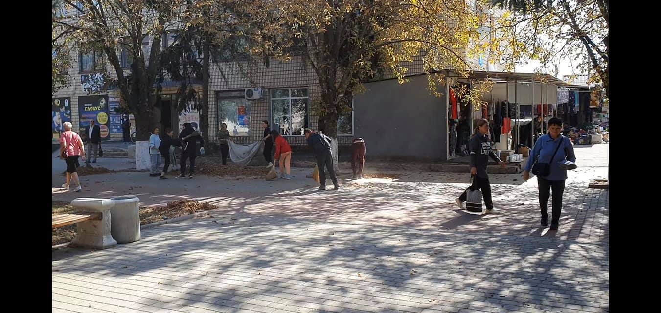 Улицы убирали во время уроков - фото: fb Юлия Сегеда