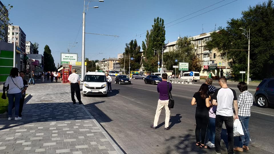 Киоск закрывает обзор - фото: fb Egor Kolodenko