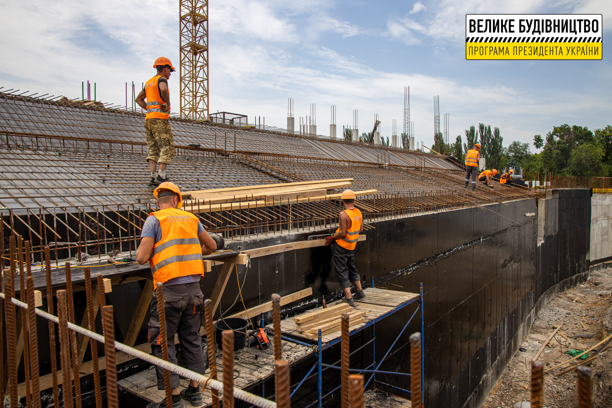 В Кривом Роге приводят в порядок аварийный стадион - фото: adm.dp.gov.ua