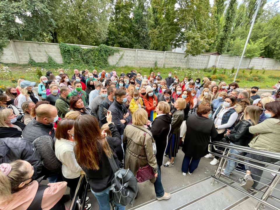 Митинг родителей - фото: fb Ирина Ужеловская