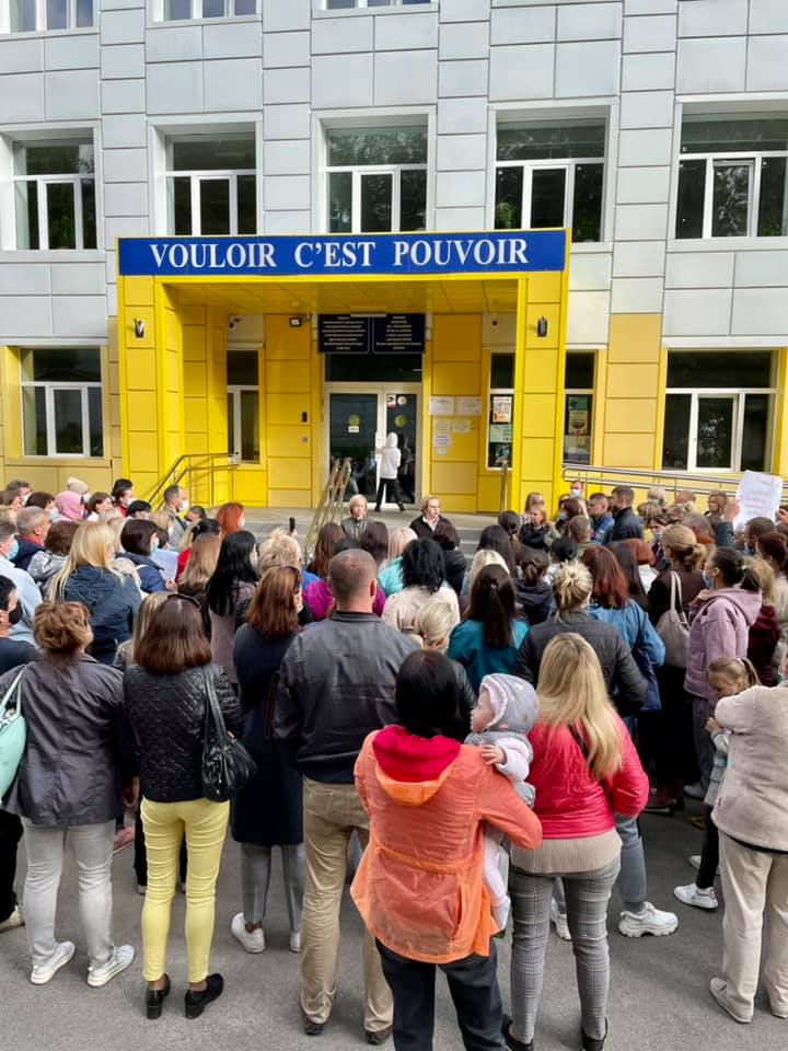 Родители вішли на митинг - фото: fb Ирина Ужеловская