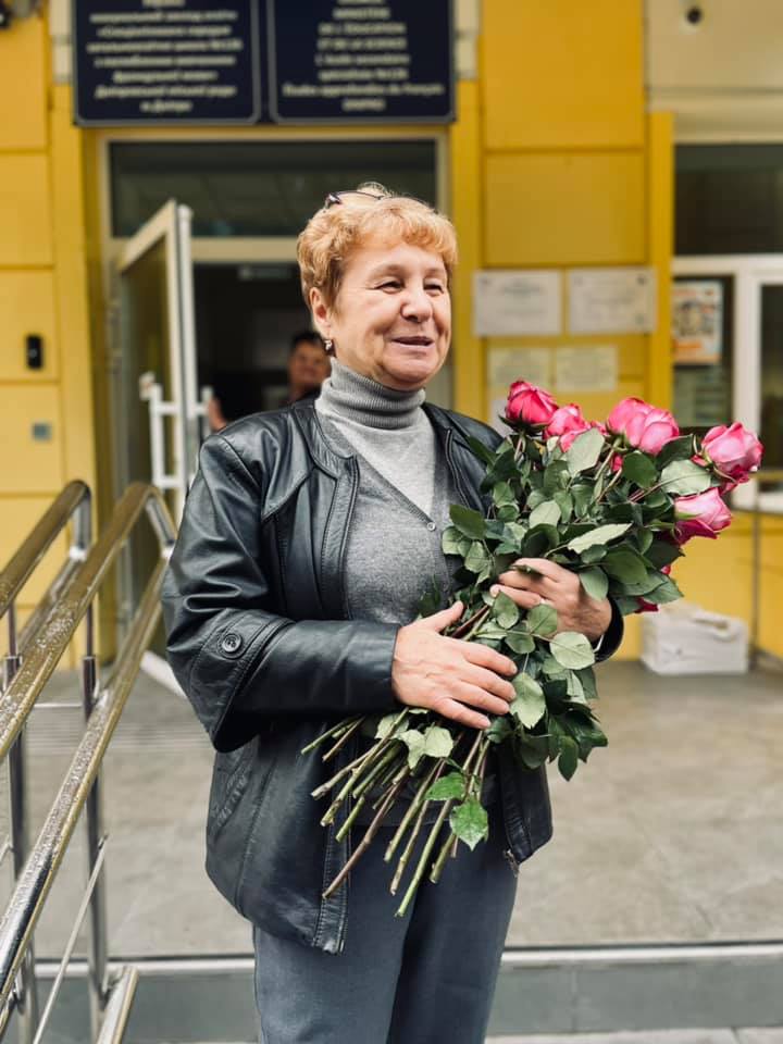 Директора встречают с цветами - фото: fb Ирина Ужеловская