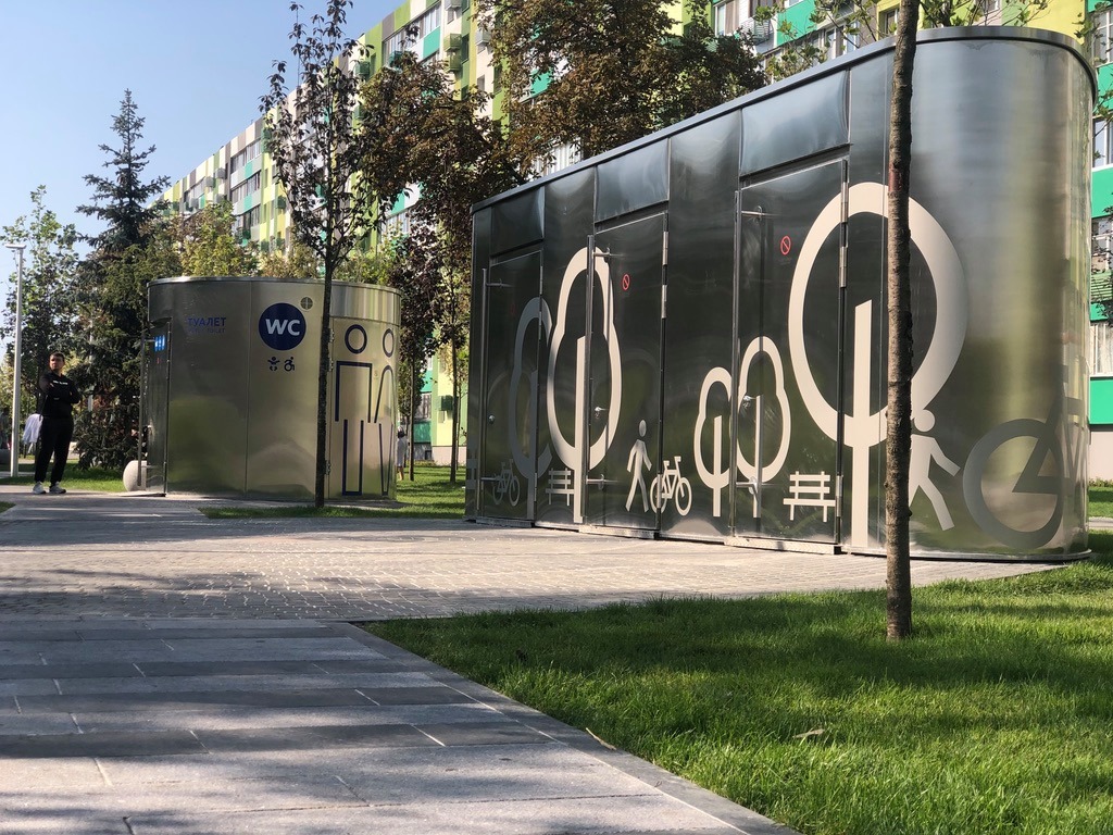 В новом сквере установили технические помещения / фото: tg Bila Dzyga