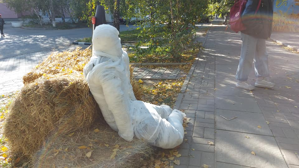 Чучело посадили на сено - фото: fb Подслушано Новомосковск