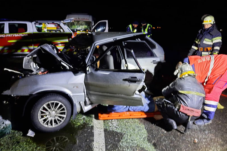 Легковушку сильно помяло / фото: ГСЧС