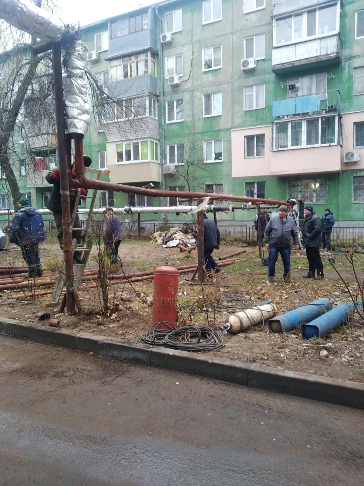 Коммунальщики ликвидируют последствия аварии - || фото: facebook.com/teploenergodnipro