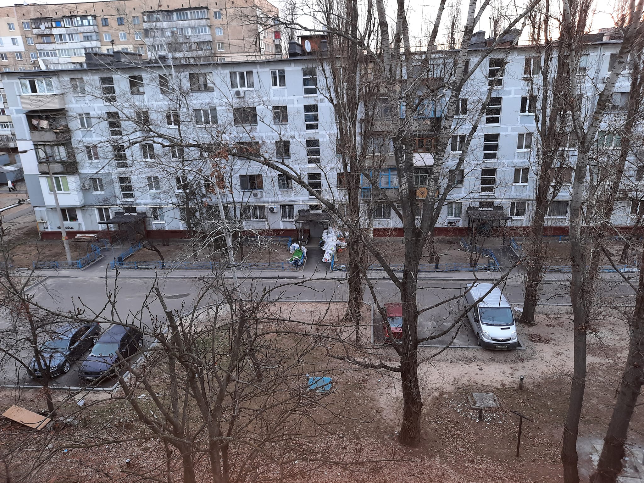 В Днепре женщина завалила мусором двор - || фото: facebook.com/burlakovaluba
