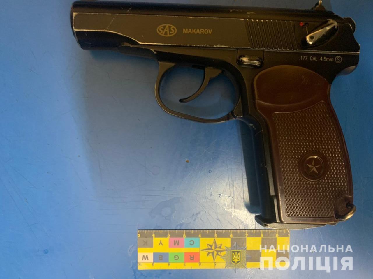 Второй пассажир стрелял из пневматического пистолета - || фото: dp.npu.gov.ua