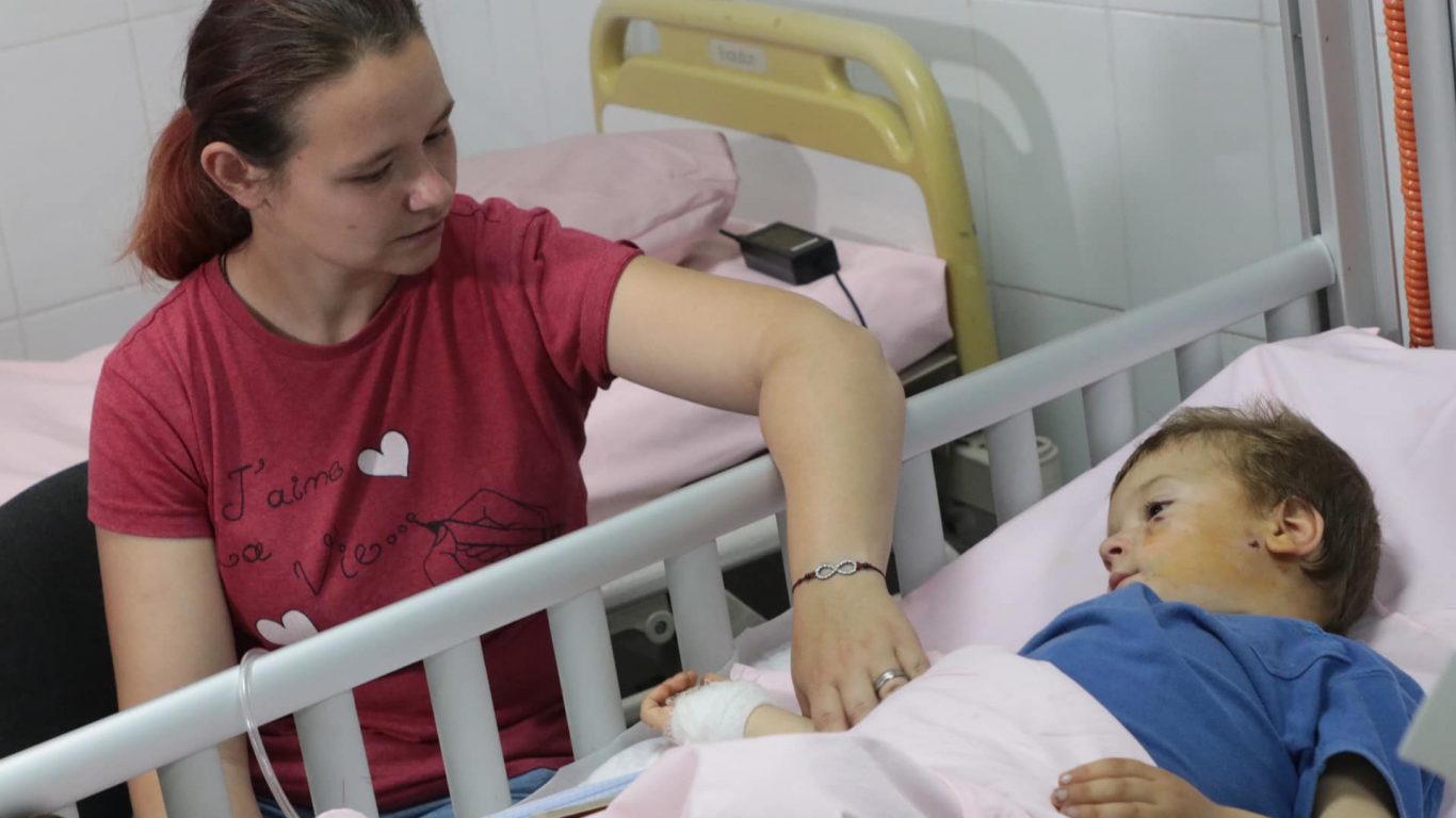 Маленькому Денису уже лучше – || фото: oblrada.dp.gov.ua