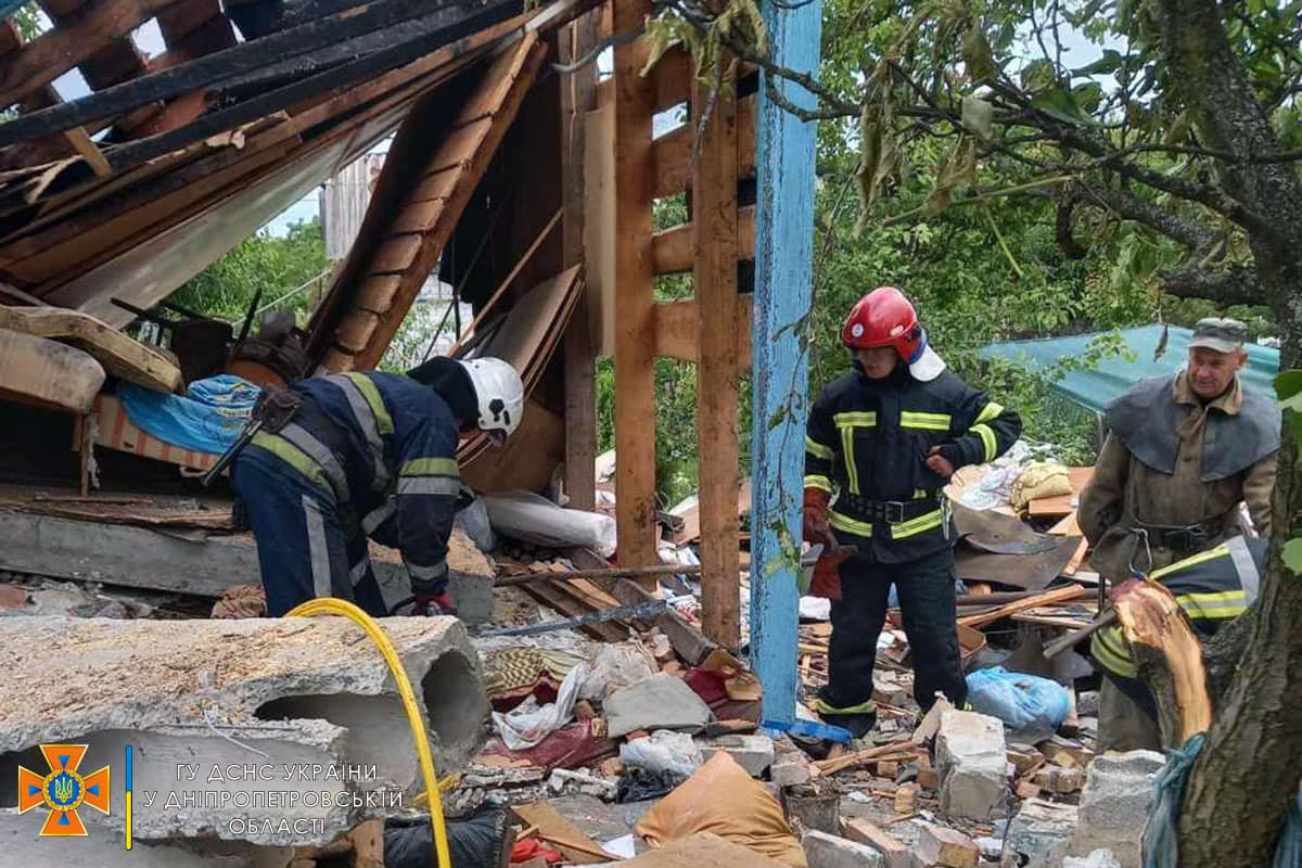 На Дніпропетровщині під зруйнованим будинком опинився чоловік - || фото: facebook.com/MNSDNE