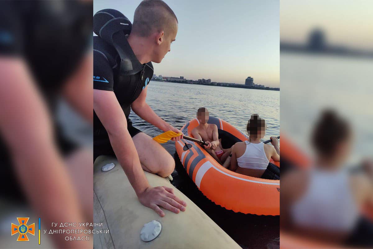 У Дніпрі врятували підлітків на гумовому човні - || фото: facebook.com/MNSDNE
