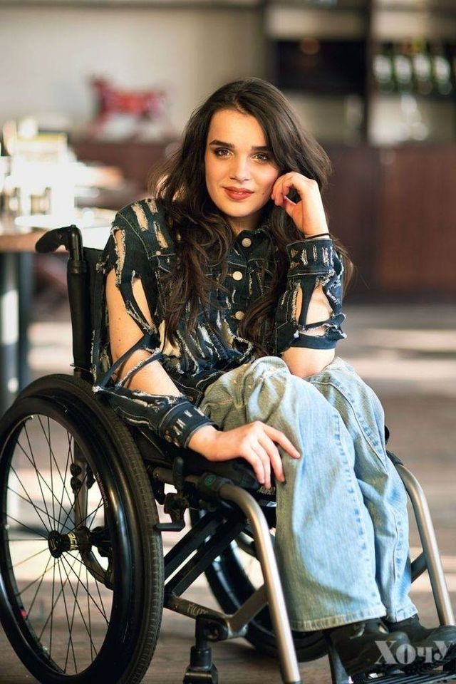 Алекандра Кутас стала первой подиумной моделью с инвалидностью / фото: fb Александра Кутас