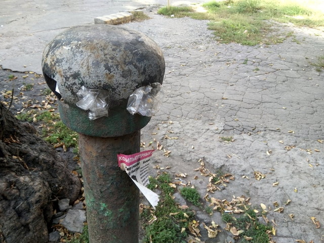 Коновязь используют как мусорку / фото: gorod.dp.ua