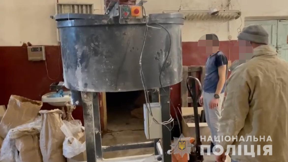 В Днепре подделывали продукты питания - фото: ГУ НП