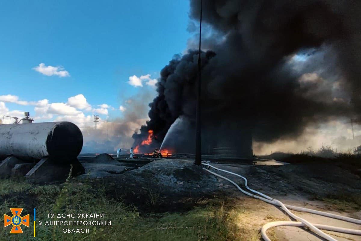 Внаслідок обстрілу виникла сильна пожежа на нафтобазі - || фото: facebook.com/MNSDNE