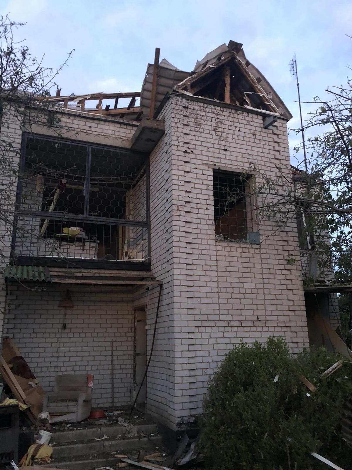 В результате поврежденный дом - || фото: facebook.com/groups/728530871145730