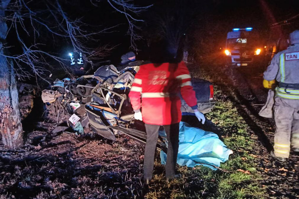 Спасатели достали тело водителя / фото: ГСЧС