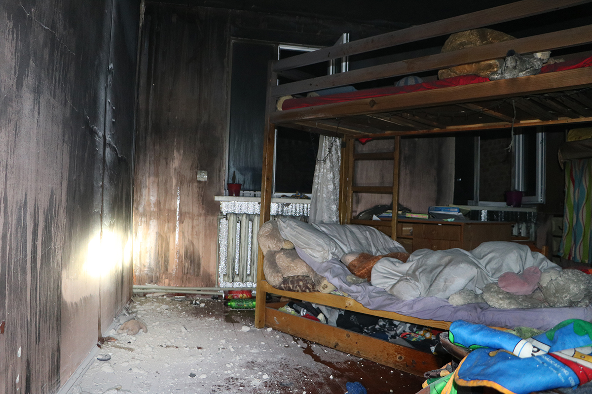 Кровати чудом не сгорели - фото: dp.dsns.gov.ua