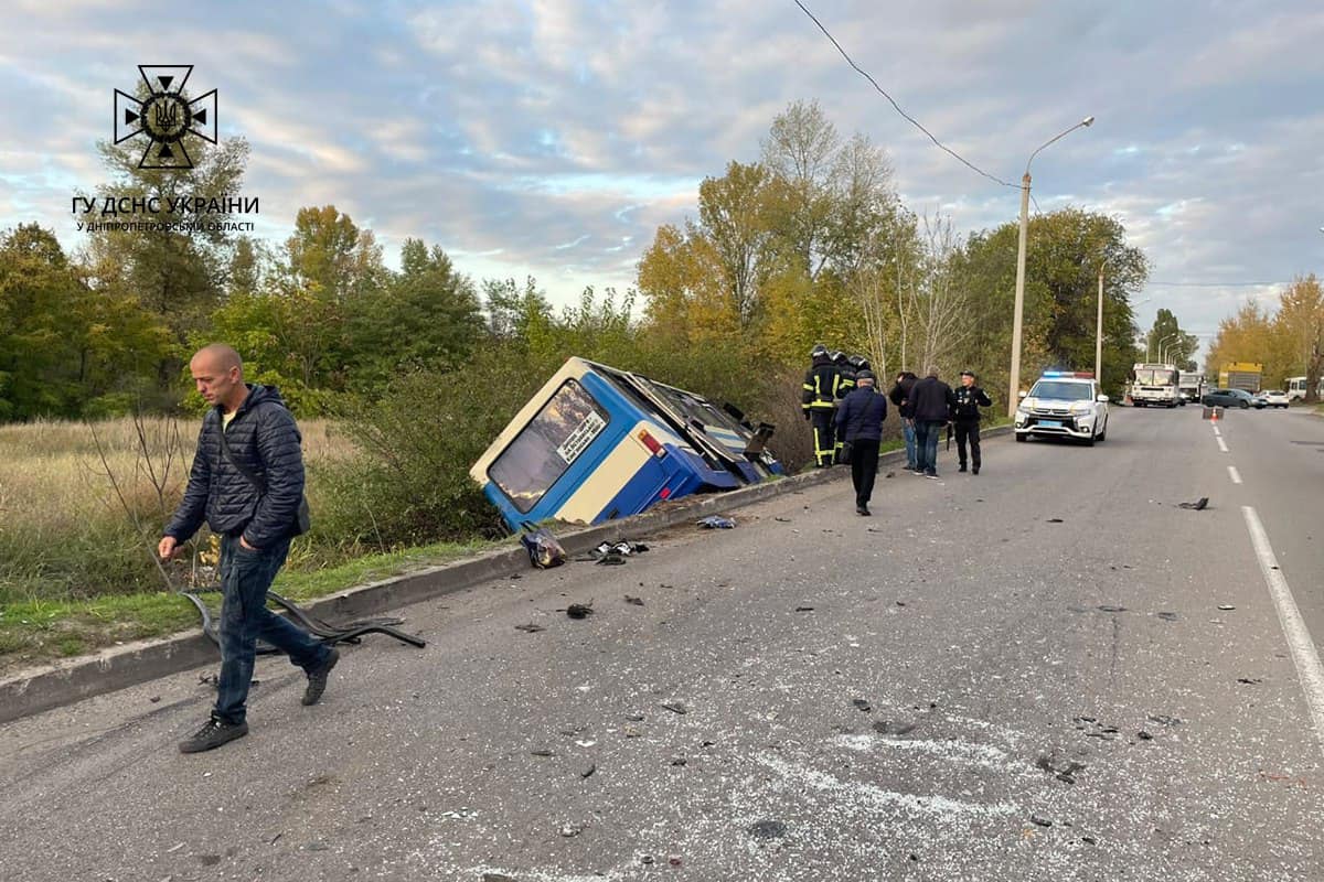 На Дніпропетровщині сталася ДТП з автобусом - || фото: facebook.com/MNSDNE