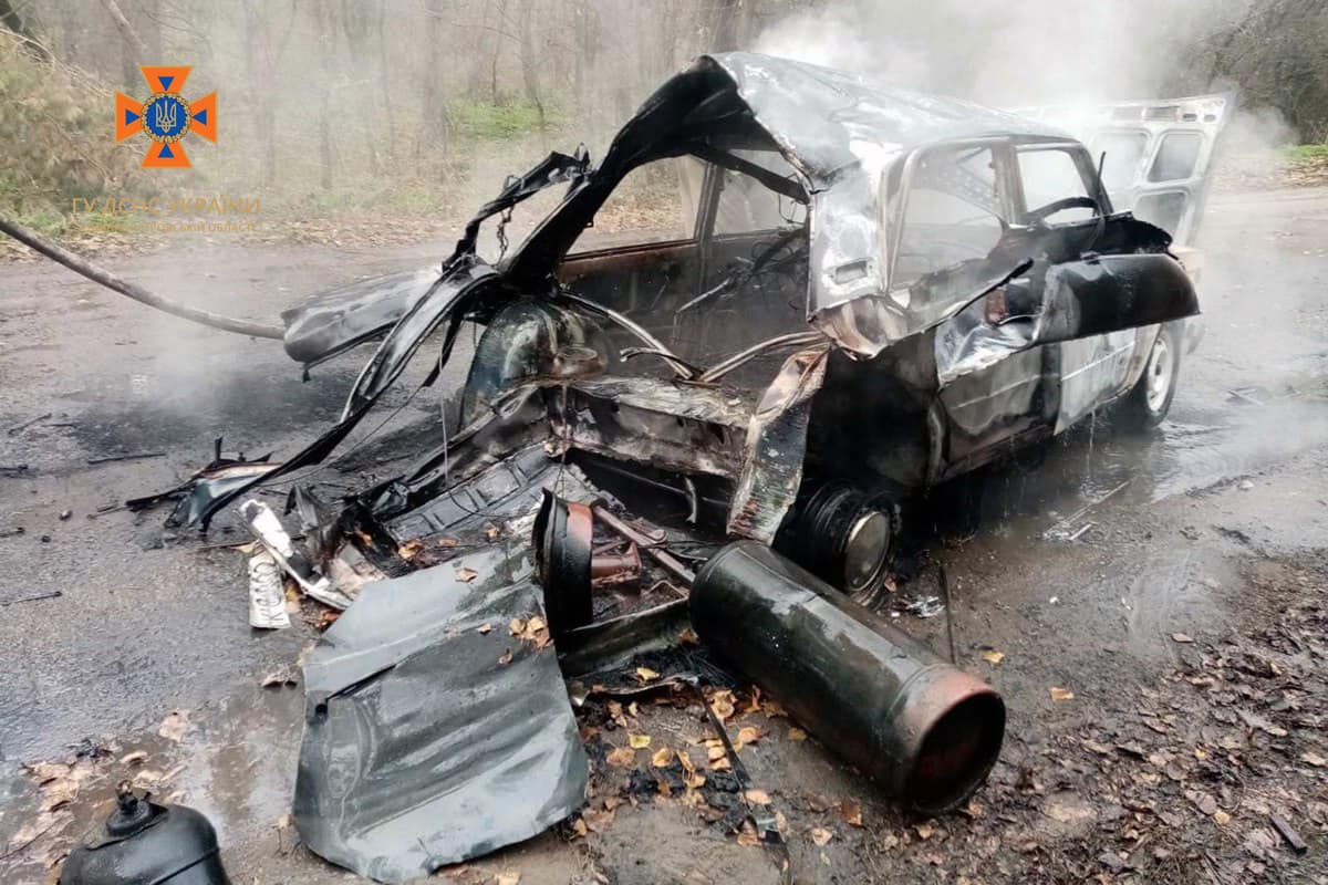 Автомобиль сгорел дотла - || фото: facebook.com/MNSDNE