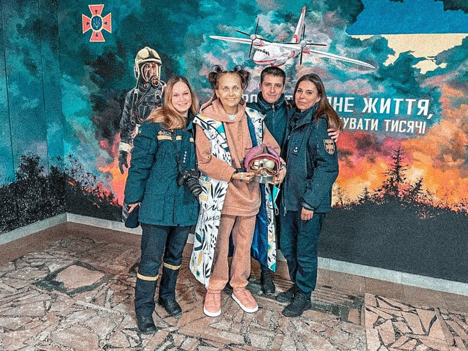 Євгенія прийшла в гості до колег-рятувальників - || фото: facebook.com/dudka.ev