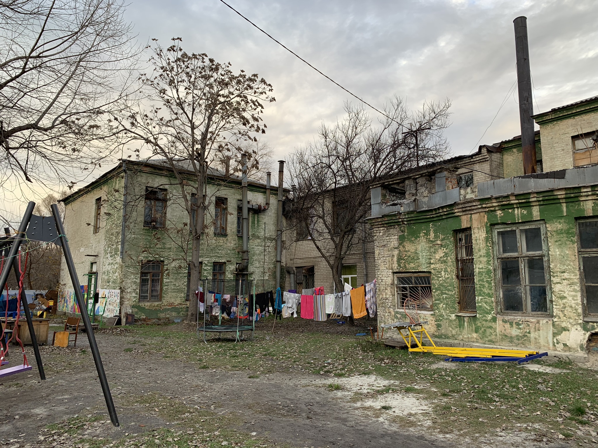 У Дніпрі у покинутій будівлі облаштували центр для переселенців - || фото: facebook.com/alex.obraztsov.5