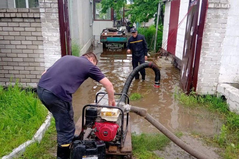 Спасатели продолжают выкачивать воду - фото: ГСЧС