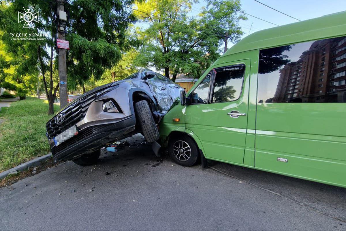 В ДТП пострадали пассажиры маршрутки – || фото: facebook.com/MNSDNE