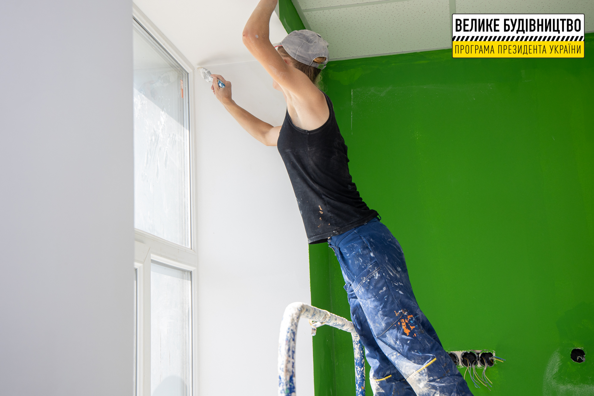 Внутри красят стены - фото: adm.dp.gov.ua