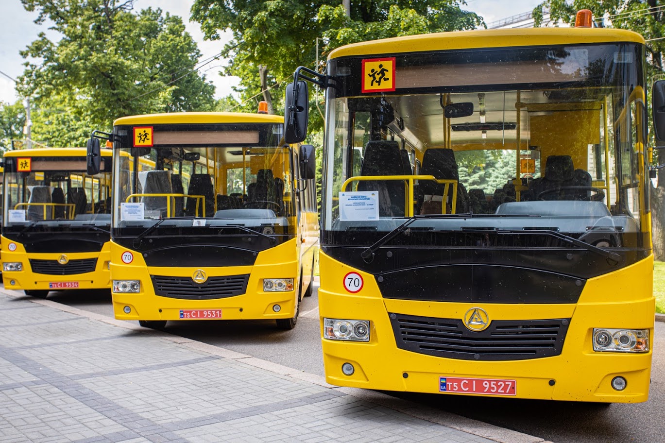 Новые автобусы для школьников - фото: adm.dp.gov.ua