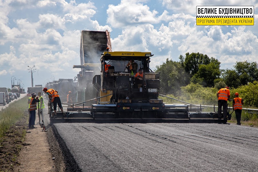 Укладывают асфальт - фото: adm.dp.gov.ua