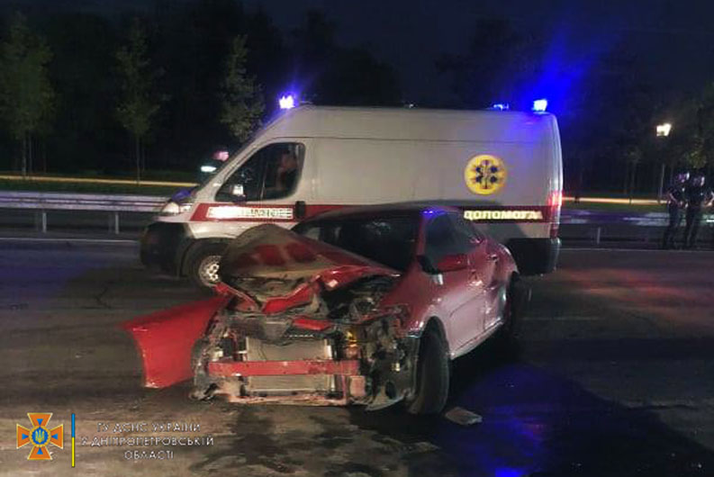 В Днепре произошло ДТП - фото: ГСЧС