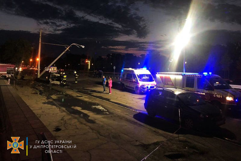 Один из автомобилей загорелся - фото: ГСЧС