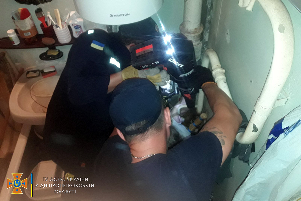 К счастью, ее удалось освободить - фото: dp.dsns.gov.ua