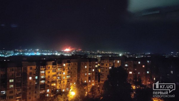 Пожар было видно с разных районов города / фото: 1kr.ua