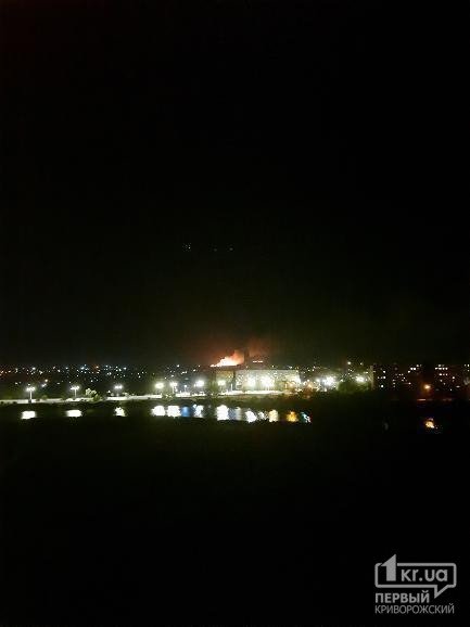 Огонь охватил большую площадь  / фото: 1kr.ua