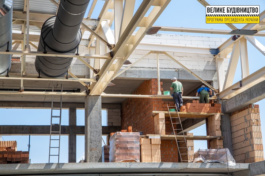 Строители работают постоянно - фото: adm.dp.gov.ua