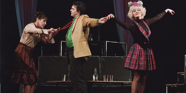 "Пижама на шестерых или Ужин по-французки" / фото: 056.ua