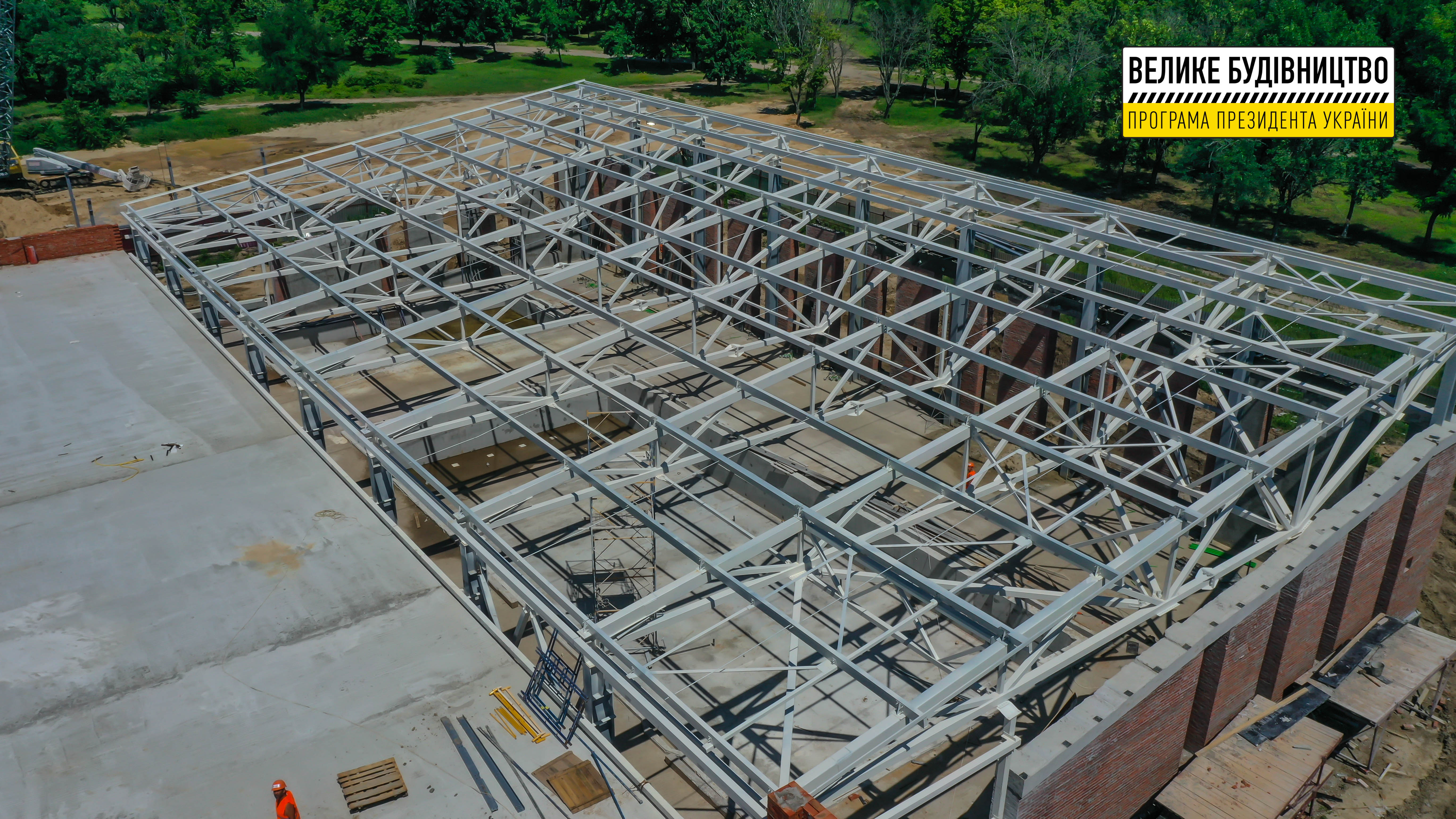 Делают кровлю - фото: adm.dp.gov.ua