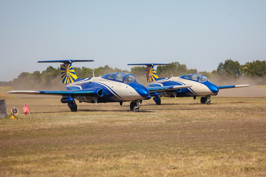 Самолеты продемонстрируют трюки в небе - фото: adm.dp.gov.ua