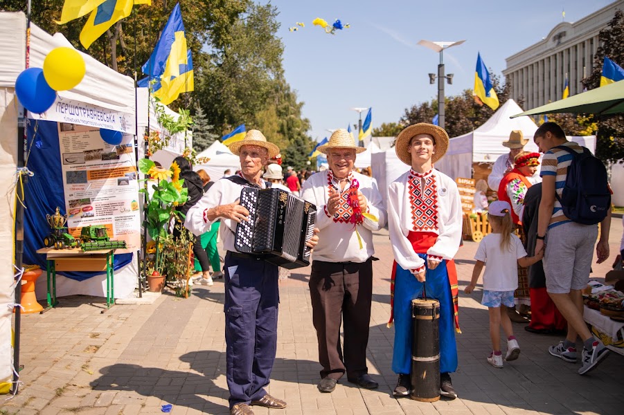 С концертом и ярмаркой: Днепропетровщина отмечает 30-летие Независимости Украины фото 5 4