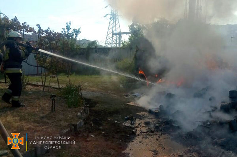 Пожар возле гаражного кооператива - фото: ГСЧС