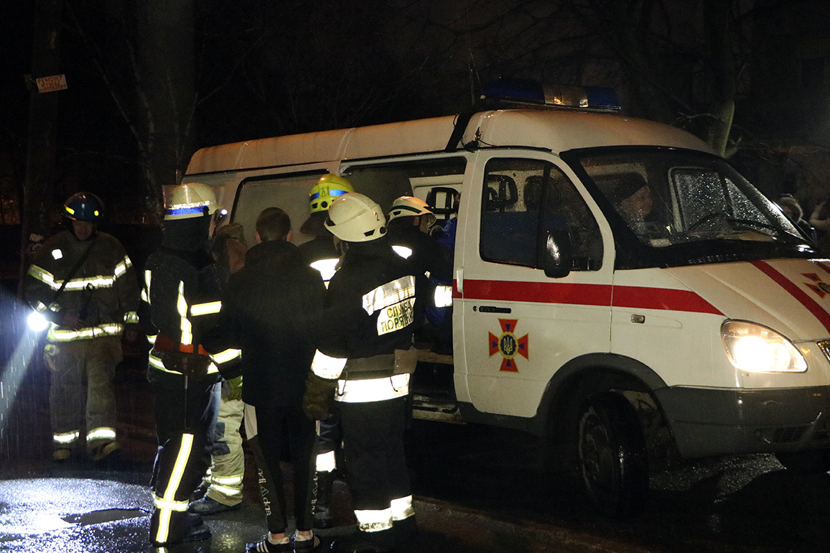 Людей вывели из-за сильного дыма - фото: dp.dsns.gov.ua