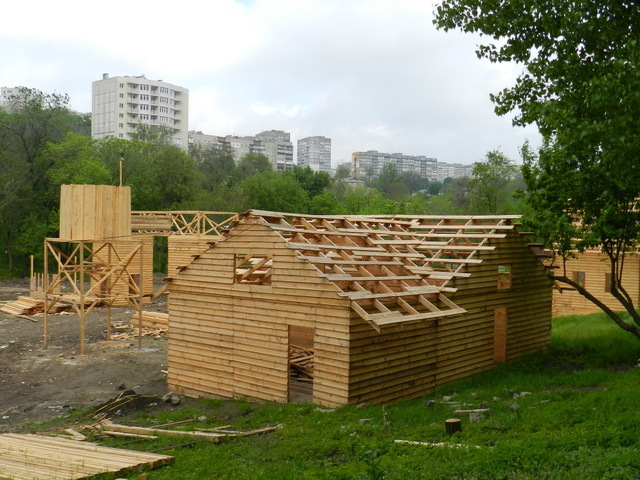 Появились первые строения - фото: gorod.dp.ua