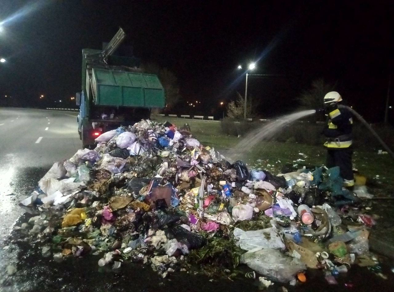 Возгорание случилось в контейнере с мусором / фото: ГСЧС