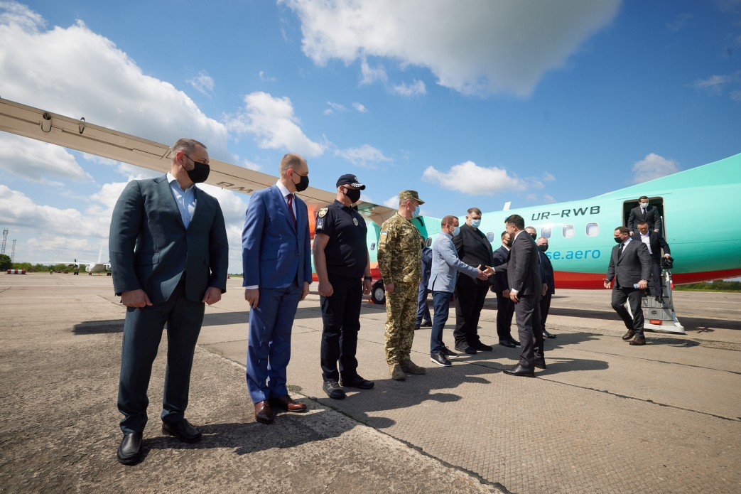 Президент прилетел на рейсовом самолете  - фото: president.gov.ua