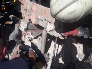 На мужчину обрушилось здание / фото: ГСЧС в Днепропетровской области