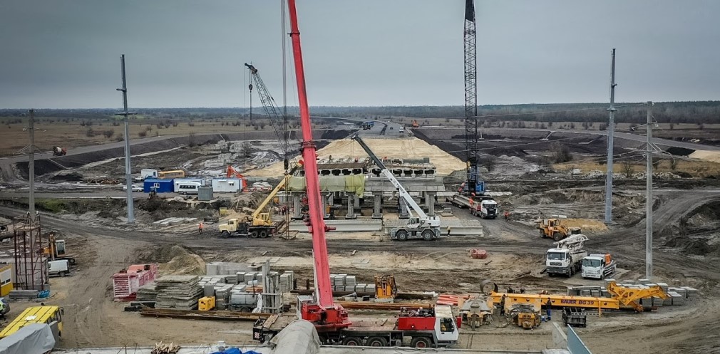 Под Днепром строят новую трассу / фото: ДнепрОГА