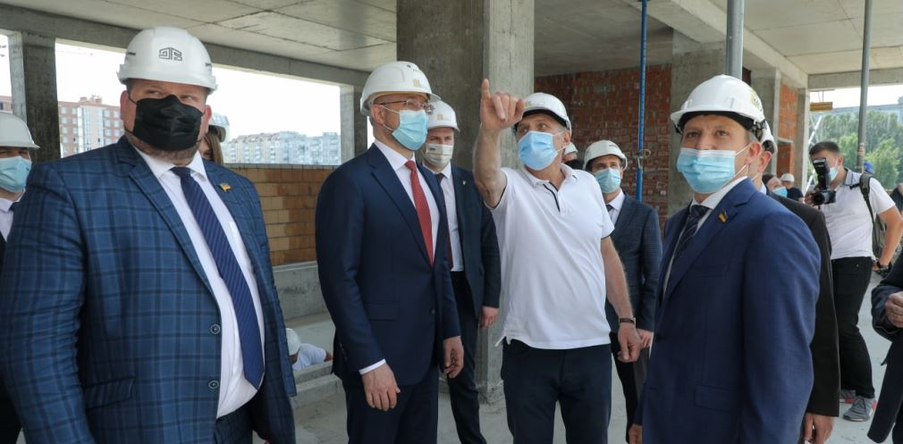 Денис Шмыгаль посетил строительство бассейна - фото: adm.dp.gov.ua